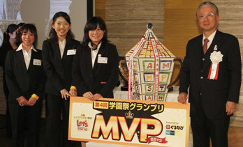 （写真）左3名は実行委員。右端は当社代表取締役会長・創業者　滝久雄。