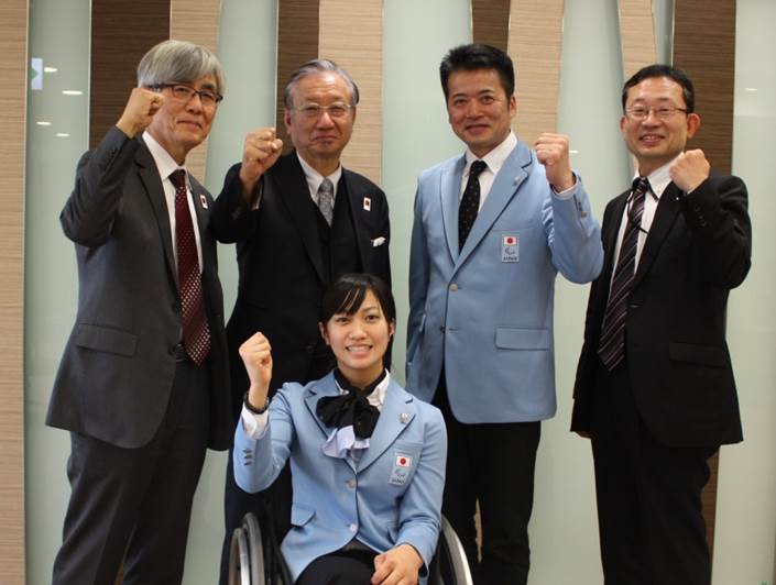 左より、株式会社ぐるなび代表取締役社長 久保征一郎、代表取締役会長、滝久雄、江野麻由子選手、荒井秀樹監督、執行役員　田中潤