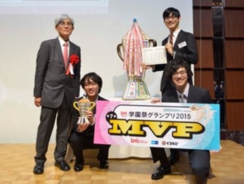 (写真)右 : 工大祭実行委員会の皆さん 左 : ㈱ぐるなび代表取締役社長 久保征一郎