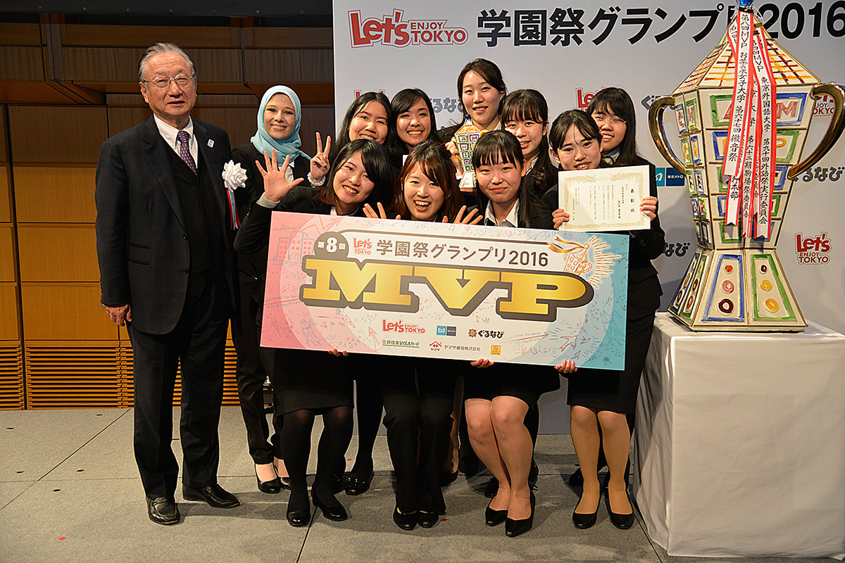 (写真)右 :徽音祭実行委員会と留学生の皆さん 左 : ㈱ぐるなび 代表取締役会長 滝 久雄