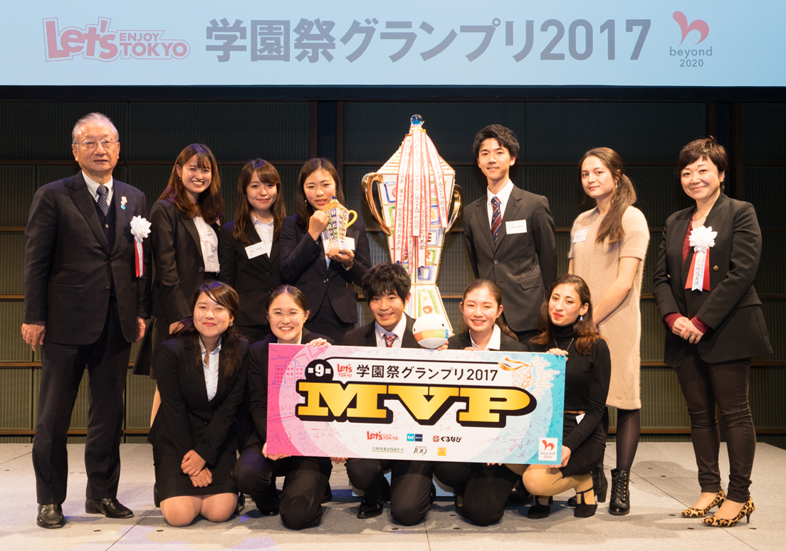 (写真)中央 :外語祭 実行委員会と留学生の皆さん 左 : ㈱ぐるなび 代表取締役会長 CEO・創業者 滝 久雄 右 : ㈱ぐるなび 取締役専務執行役員 竹島 美保